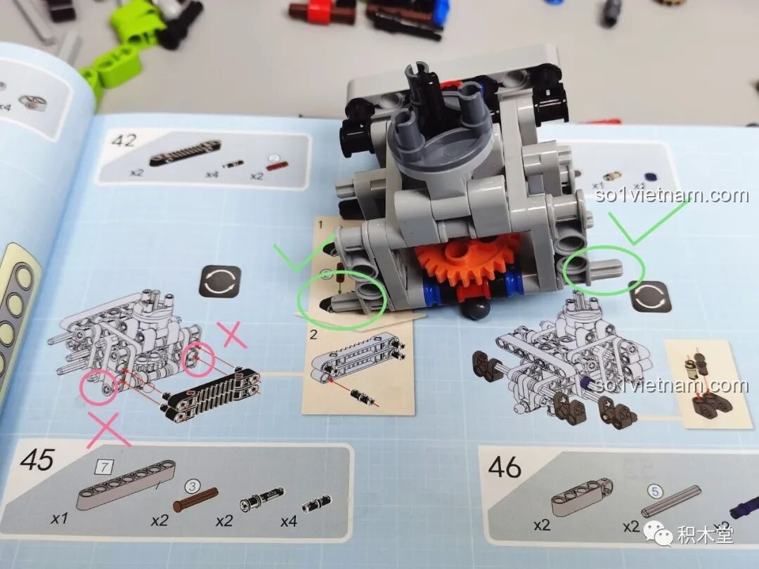 Cận cảnh hệ thống bánh xe và trục của PanlosBrick 673101 Ford Bronco Xe Địa Hình, với mũi tên chỉ dẫn kiểm tra bánh xe quay cùng chiều.