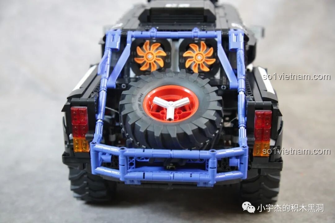 Mô hình PanlosBrick 673101 Ford Bronco Xe Địa Hình hoàn chỉnh, nhìn từ bên cạnh, thể hiện sự cân đối và mạnh mẽ.
