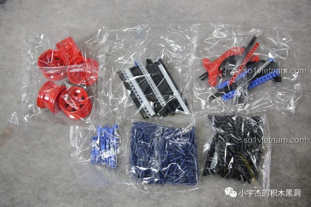 Các túi mảnh ghép chung, bao gồm bánh xe, lò xo giảm xóc xanh và các chi tiết kỹ thuật khác của PanlosBrick 673101.