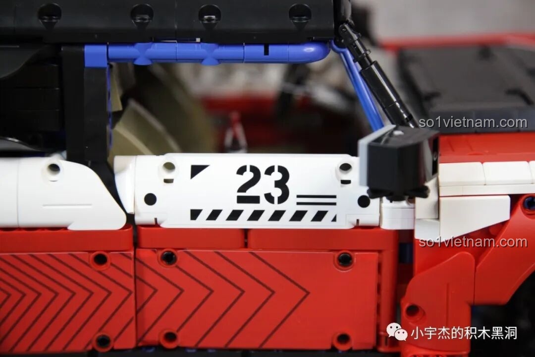 Cận cảnh chi tiết cửa xe của PanlosBrick 673101 Ford Bronco nhìn từ góc chéo, thể hiện độ khít và chắc chắn.