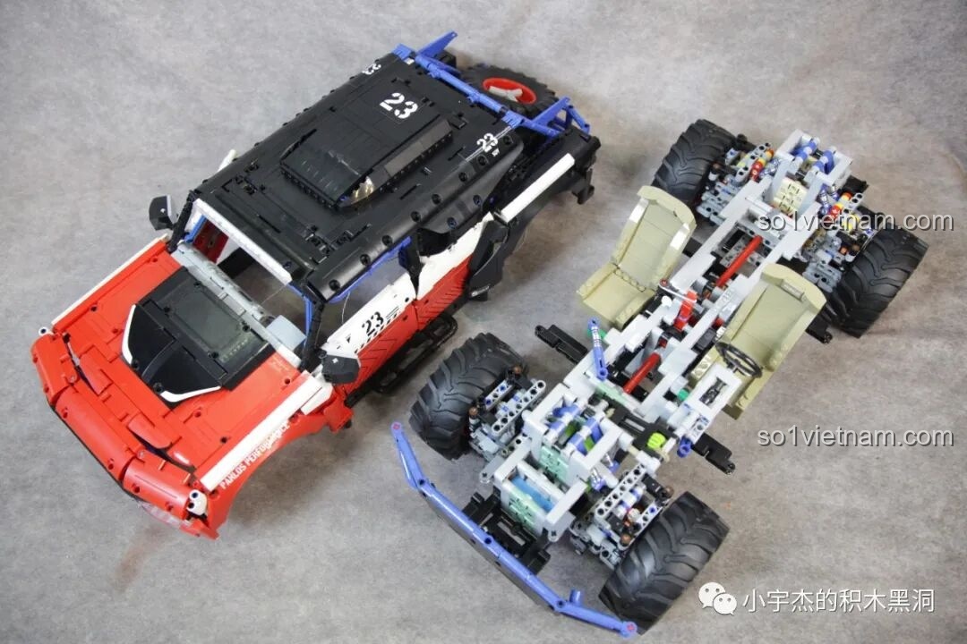 Cận cảnh chi tiết cửa xe của PanlosBrick 673101 Ford Bronco, với số 23 và họa tiết trang trí.