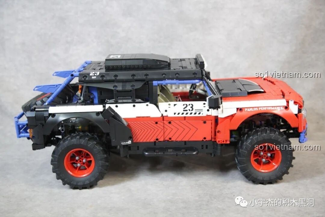 Cận cảnh chi tiết thân xe của PanlosBrick 673101 Ford Bronco, với các họa tiết và logo Panlos.