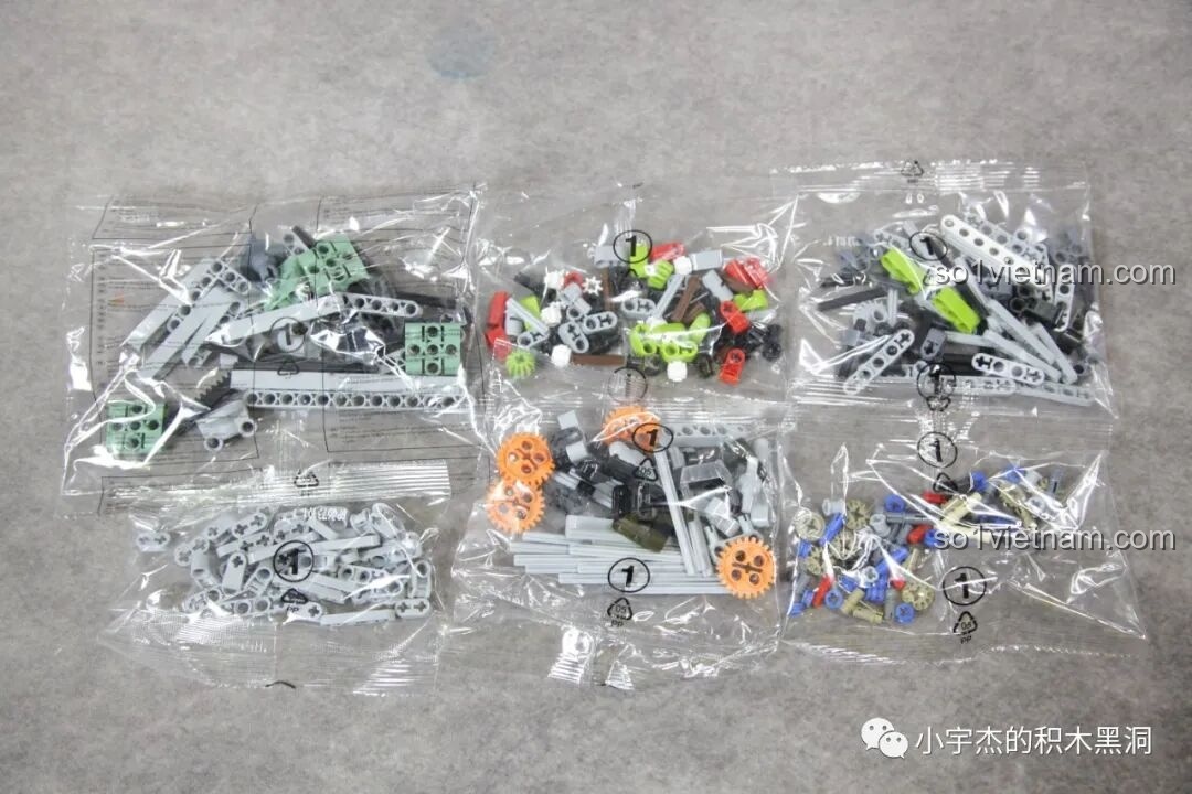 Các mảnh ghép bên trong túi số 1 của PanlosBrick 673101 Ford Bronco, bao gồm các chi tiết kỹ thuật và bánh răng.