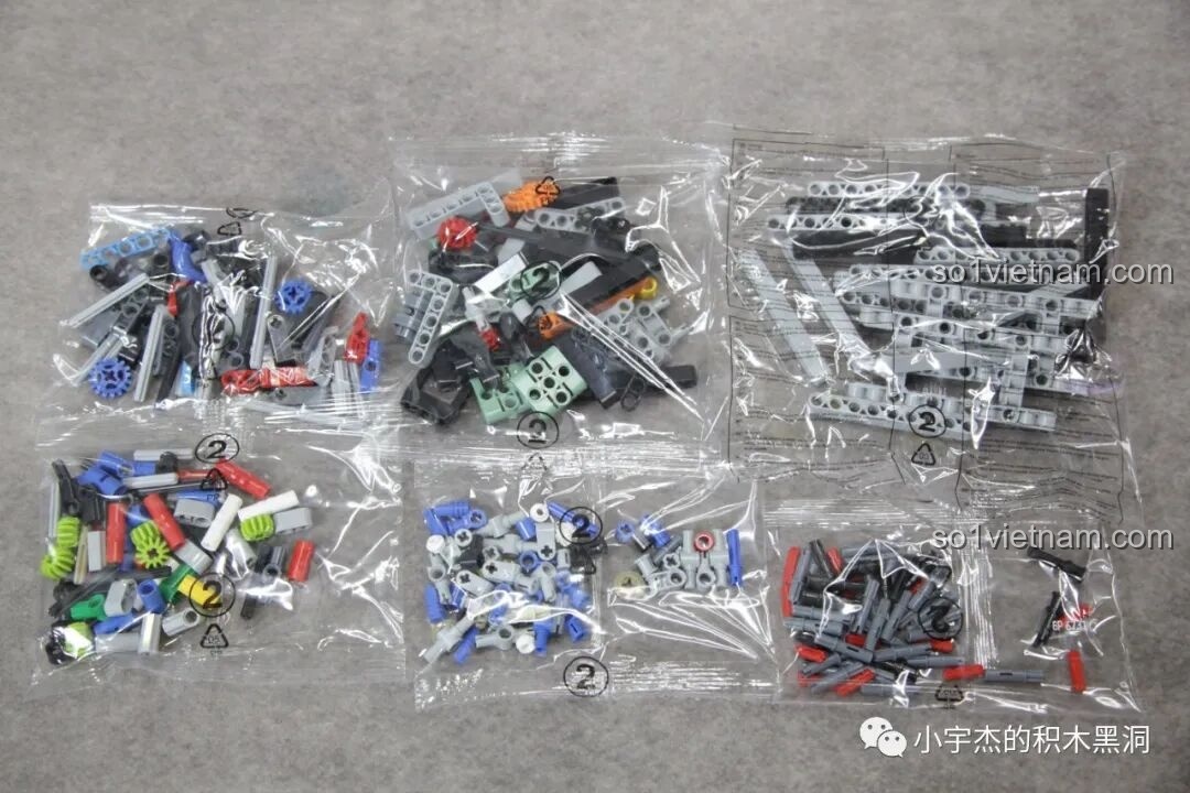 Các mảnh ghép bên trong túi số 2 của PanlosBrick 673101 Ford Bronco, bao gồm các chi tiết cho khung xe và cơ cấu chuyển động.