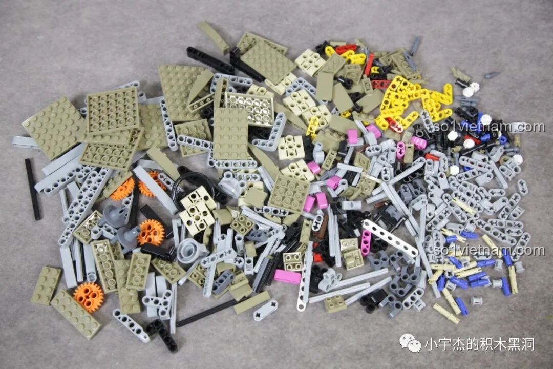 Các mảnh ghép bên trong túi số 3 của PanlosBrick 673101 Ford Bronco, bao gồm các chi tiết cho ghế ngồi và các bộ phận khác.