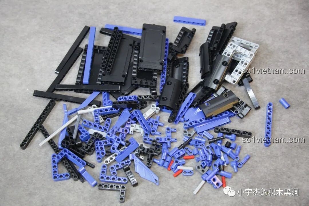 Các mảnh ghép bên trong túi số 4 của PanlosBrick 673101 Ford Bronco, bao gồm các chi tiết màu xanh và đen cho vỏ xe.