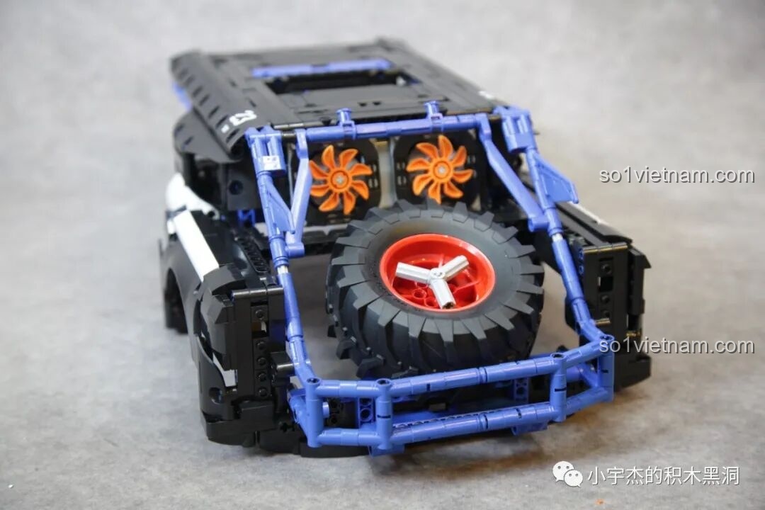 Các mảnh ghép bên trong túi số 5 của PanlosBrick 673101 Ford Bronco, bao gồm các chi tiết màu đỏ, đen, trắng.