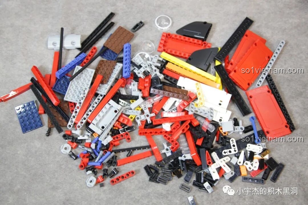 Các mảnh ghép bên trong túi số 6 của PanlosBrick 673101 Ford Bronco, bao gồm các chi tiết màu đỏ, đen, trắng cho phần đầu xe.