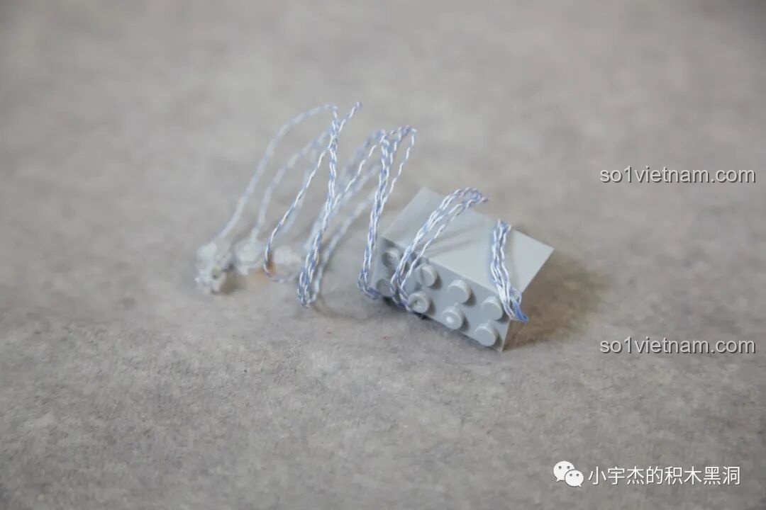 Các mảnh ghép bên trong túi số 7 của PanlosBrick 673101 Ford Bronco, bao gồm các chi tiết nhỏ và dây đèn.