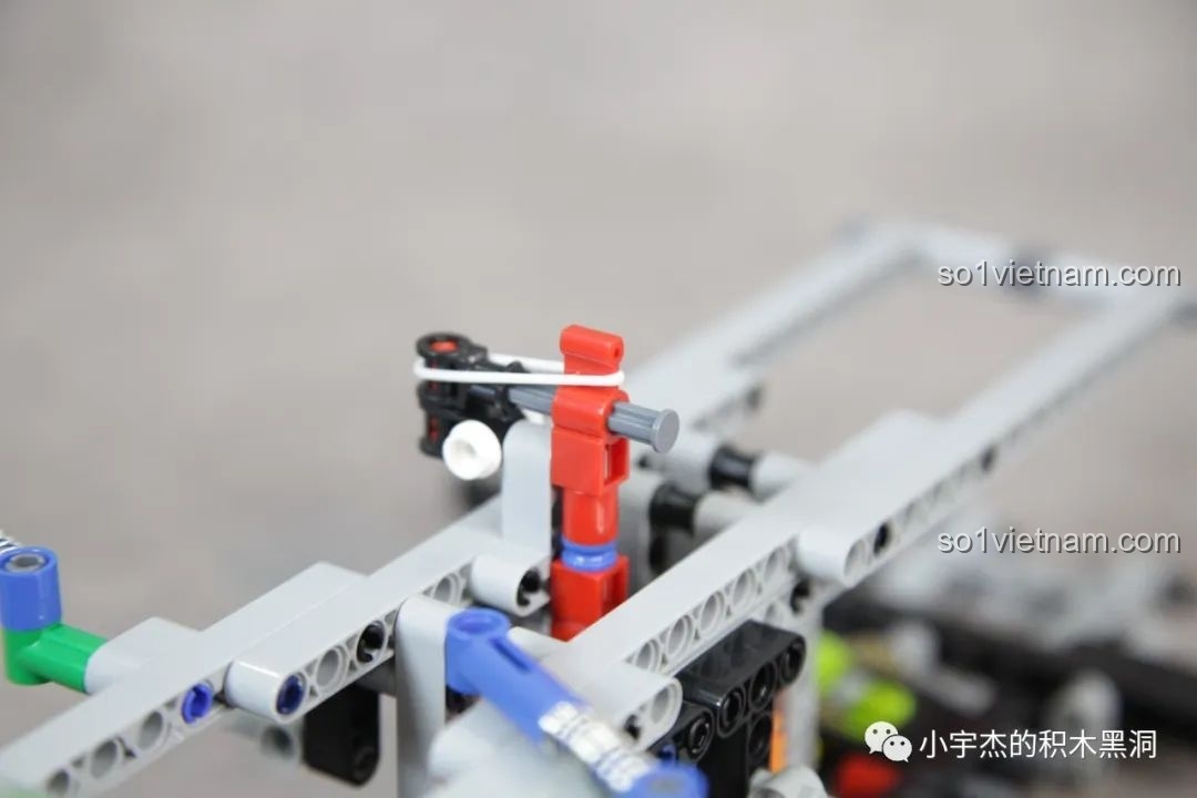 Cận cảnh cơ cấu chuyển số của PanlosBrick 673101 Ford Bronco, sử dụng dây chun để khóa vị trí.