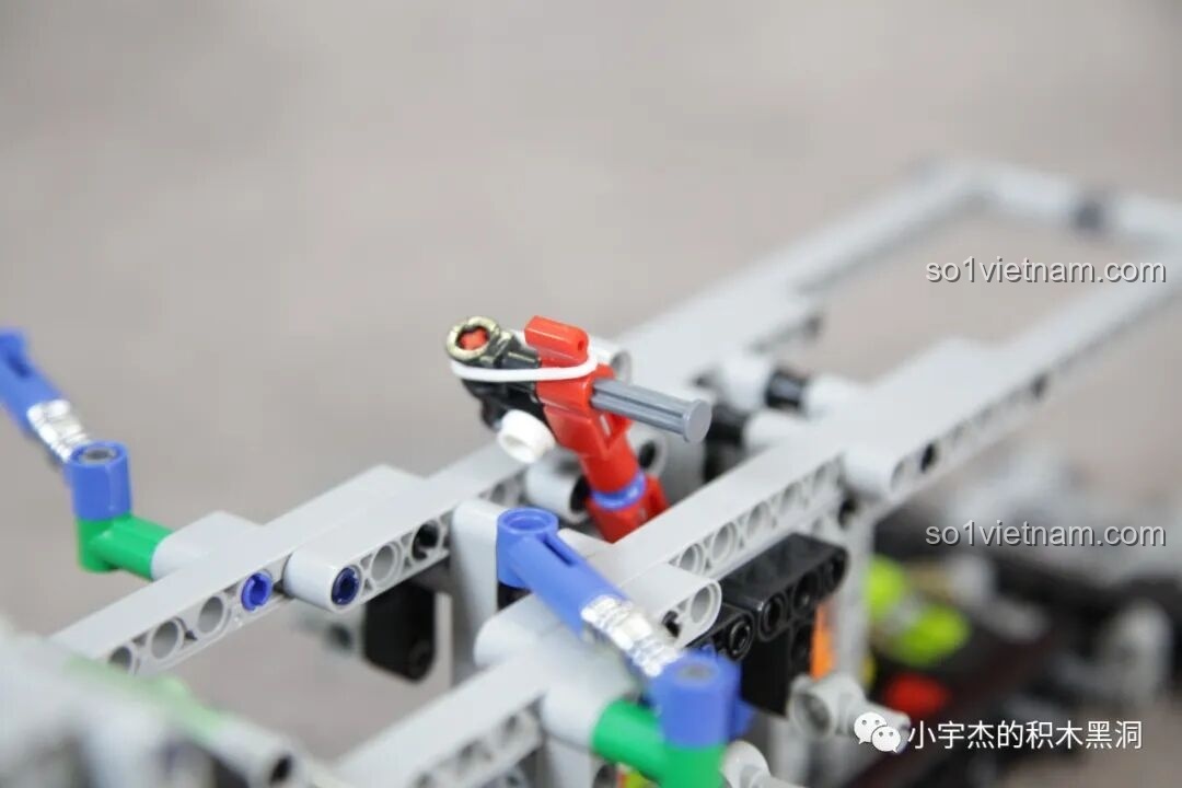 Cận cảnh cơ cấu chuyển số của PanlosBrick 673101 Ford Bronco, cho thấy cách hoạt động linh hoạt.