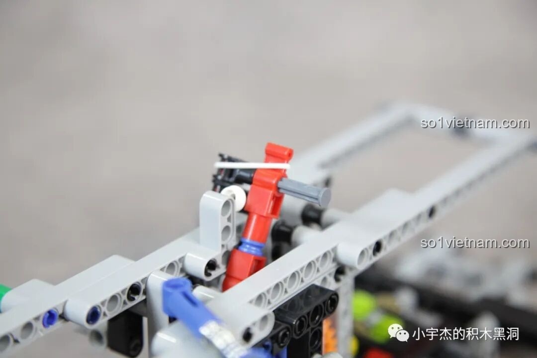 Cận cảnh cơ cấu chuyển số của PanlosBrick 673101 Ford Bronco, thể hiện sự chắc chắn và độ bền.