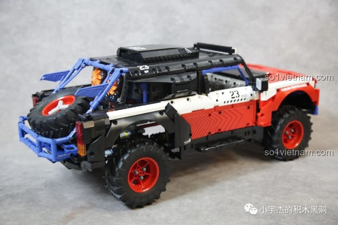 Mô hình PanlosBrick 673101 Ford Bronco với cửa xe mở, thể hiện chi tiết nội thất và cơ chế mở cửa.