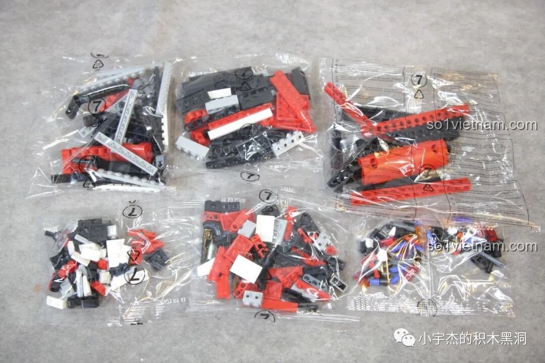 Phần đầu xe của PanlosBrick 673101 Ford Bronco đang được lắp ráp, với lưới tản nhiệt và đèn pha.