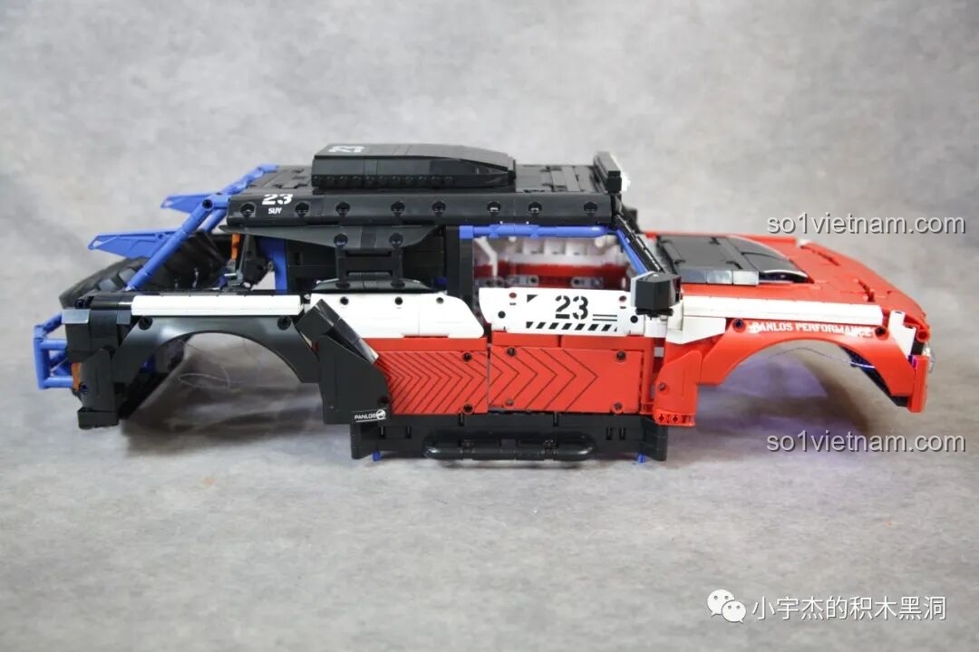 Phần đầu xe của PanlosBrick 673101 Ford Bronco với đèn pha đã sáng, thể hiện hiệu ứng ánh sáng thực tế.