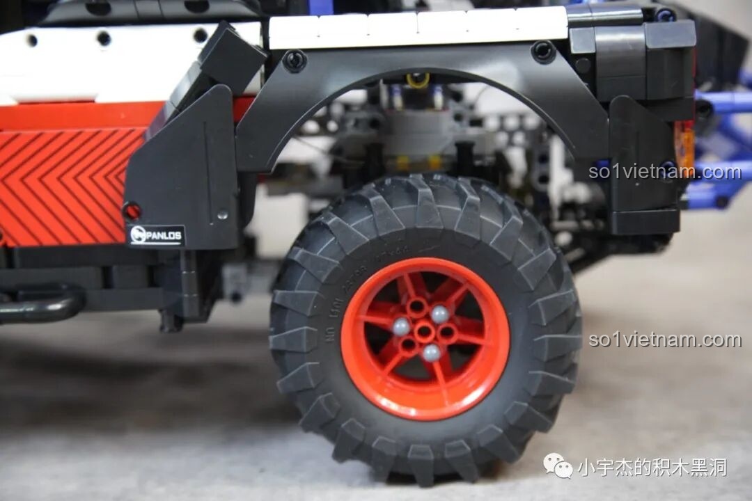 Phần đầu xe của PanlosBrick 673101 Ford Bronco Xe Địa Hình hoàn chỉnh, với lưới tản nhiệt và đèn pha.