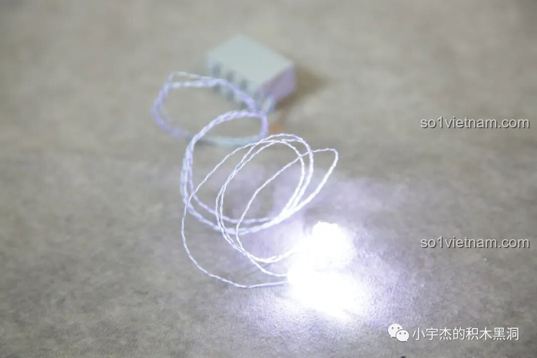 Dây đèn LED trắng với 4 bóng đèn, phụ kiện đi kèm bộ lắp ghép PanlosBrick 673101 Ford Bronco Xe Địa Hình.