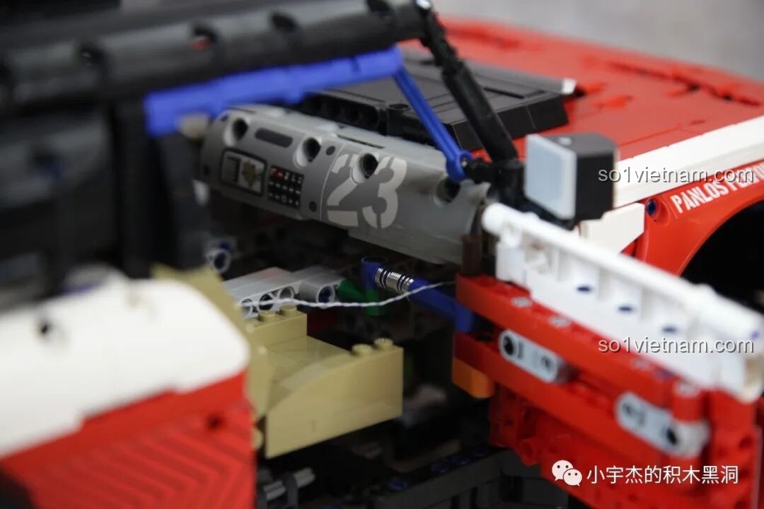 Dây đèn LED được luồn bên trong nội thất của PanlosBrick 673101 Ford Bronco, chuẩn bị cho việc lắp đặt.