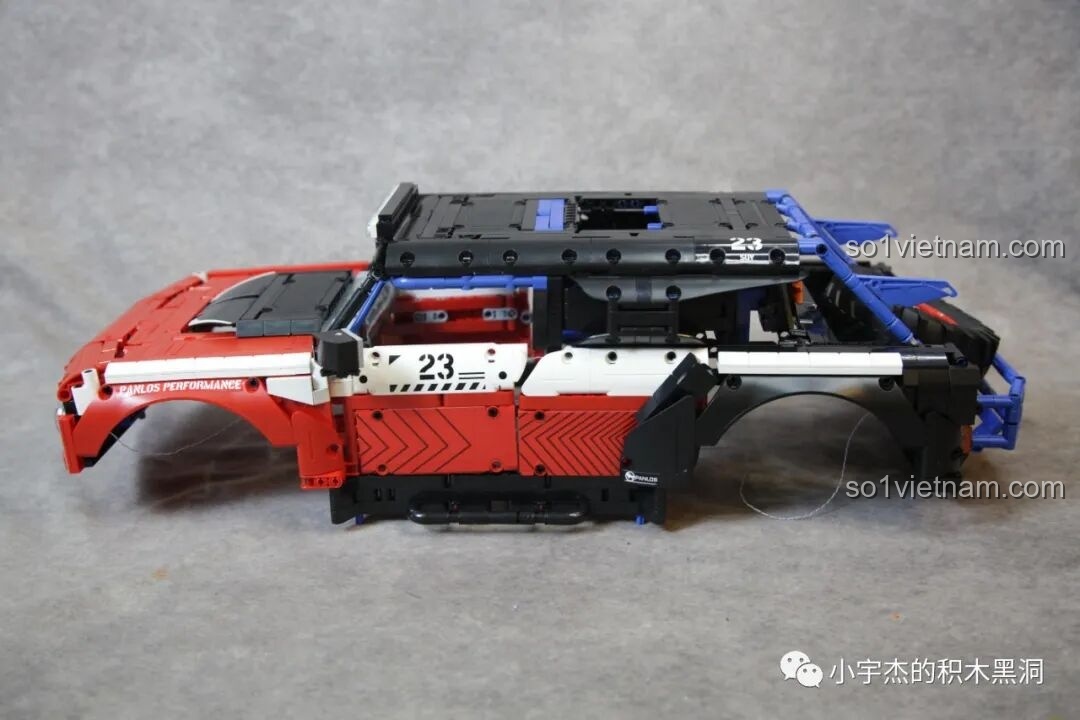 Đèn LED của PanlosBrick 673101 Ford Bronco đang sáng, thể hiện hiệu ứng ánh sáng thực tế của mô hình.