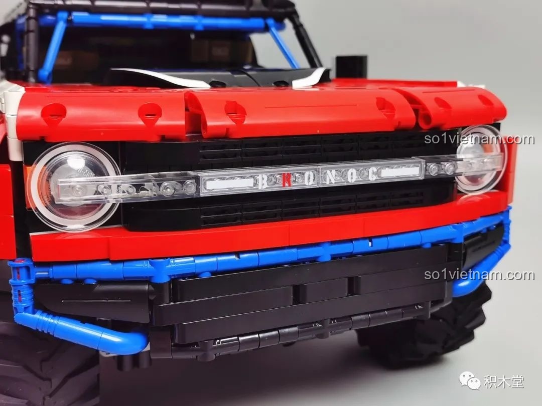 Cận cảnh dải đèn pha trên nóc xe của PanlosBrick 673101 Ford Bronco Xe Địa Hình, tăng vẻ hầm hố cho xe.