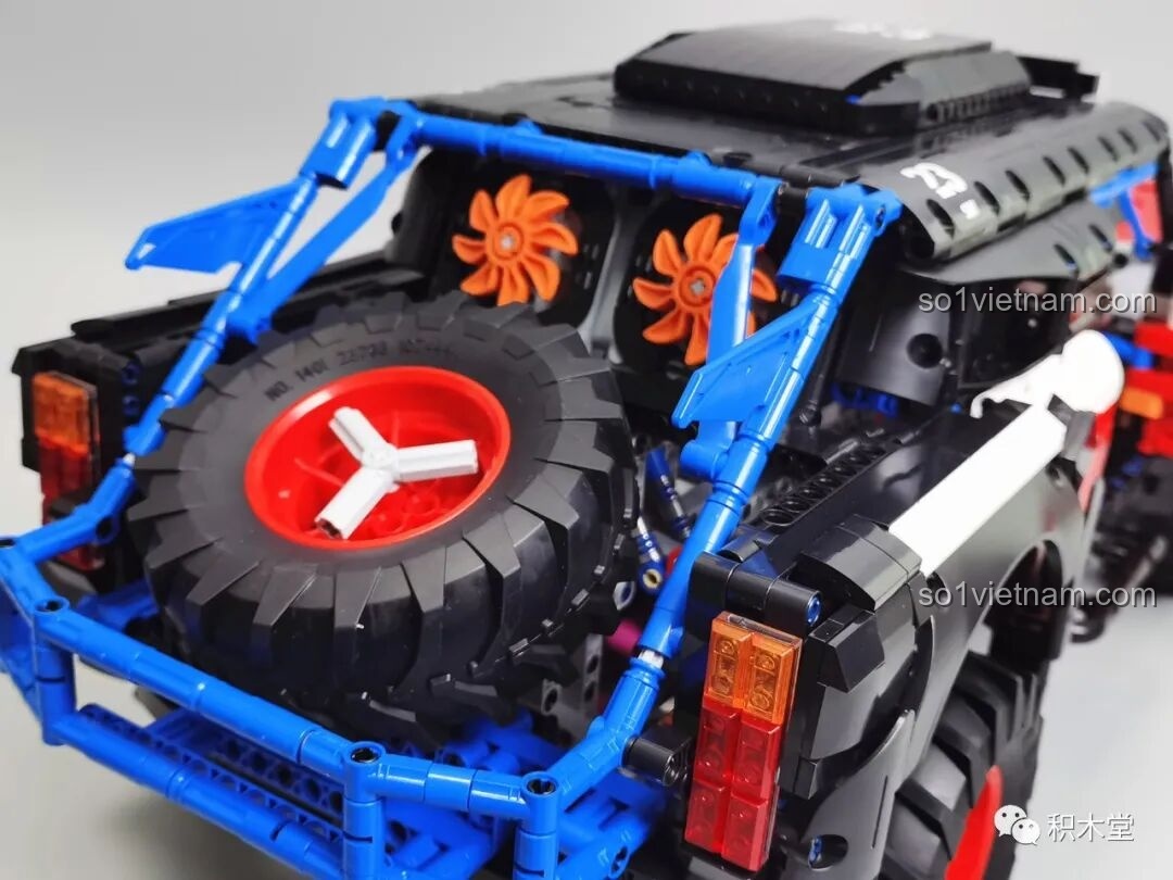 Cận cảnh đèn hậu và đèn xi nhan phía sau của PanlosBrick 673101 Ford Bronco Xe Địa Hình đang sáng, rất chi tiết.