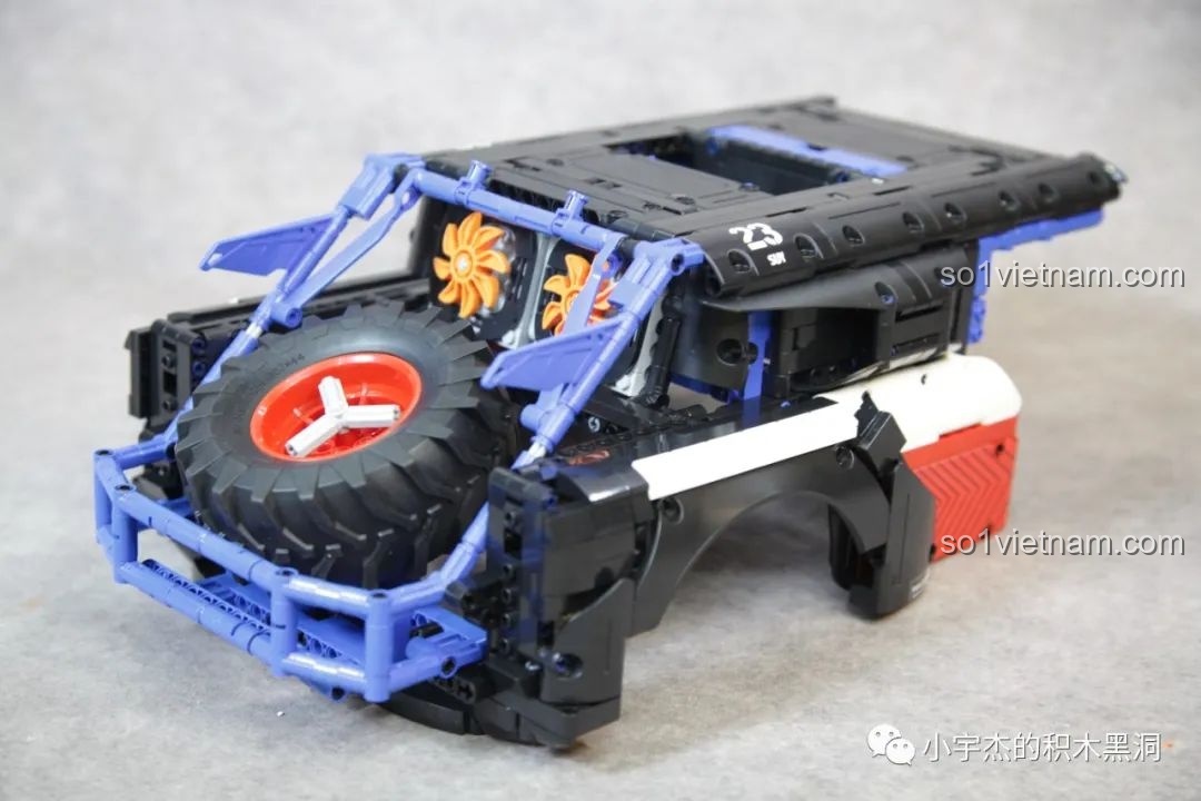 Cận cảnh phần đuôi xe của PanlosBrick 673101 Ford Bronco, tập trung vào lốp dự phòng và quạt tản nhiệt.