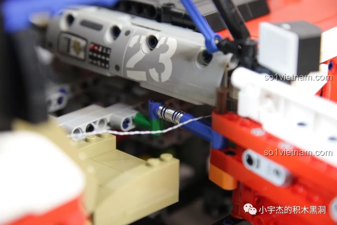 Góc nhìn chéo phần đuôi xe của PanlosBrick 673101 Ford Bronco hoàn chỉnh, thể hiện sự mạnh mẽ và chi tiết.