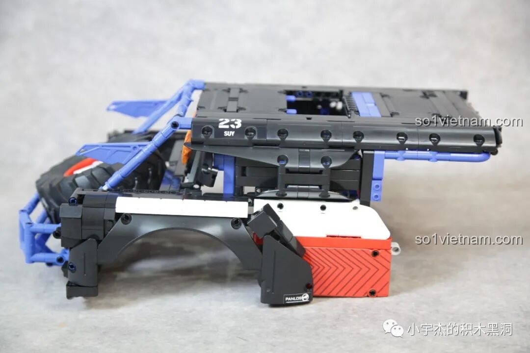 Góc nhìn chéo phần đuôi xe của PanlosBrick 673101 Ford Bronco, thể hiện sự cân đối và mạnh mẽ.