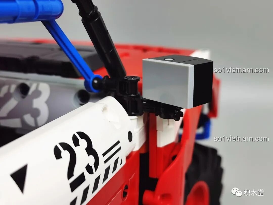 Cận cảnh đuôi xe của PanlosBrick 673101 Ford Bronco Xe Địa Hình, với lốp dự phòng và khung bảo vệ màu xanh.