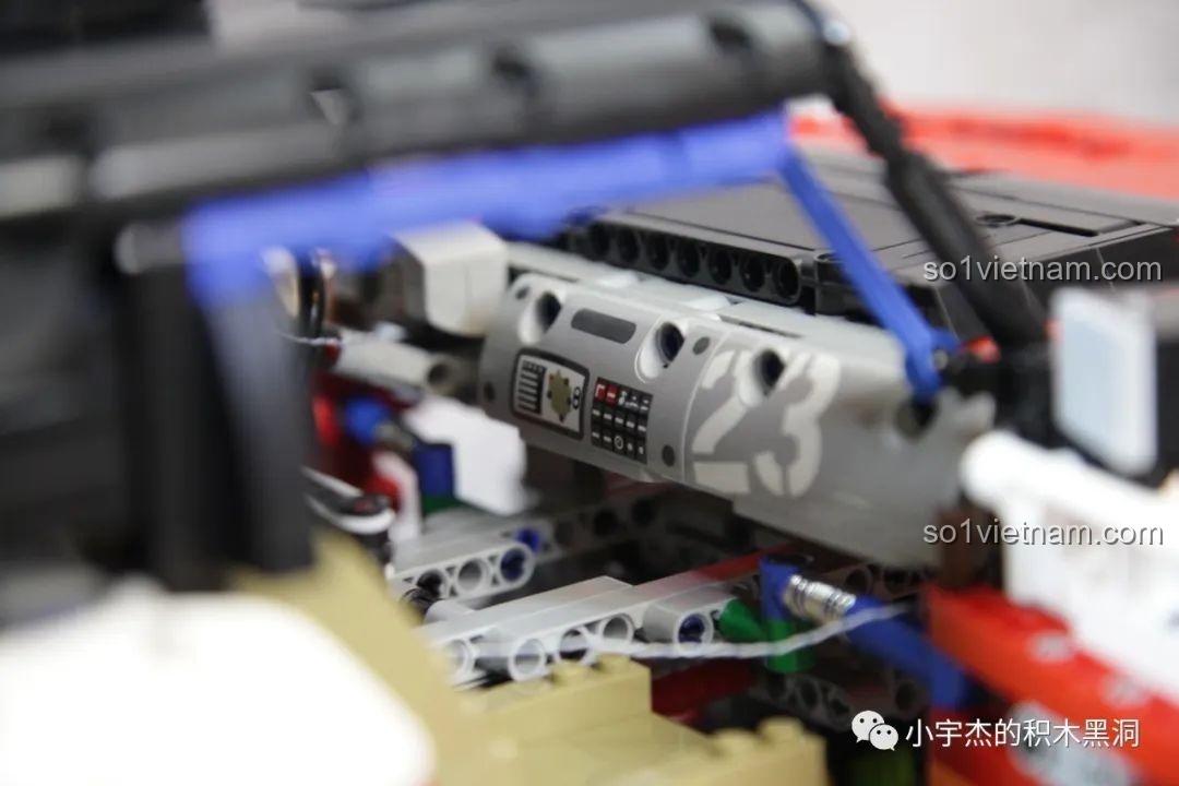 Phần đuôi xe của PanlosBrick 673101 Ford Bronco Xe Địa Hình hoàn chỉnh, với đèn hậu và lốp dự phòng.