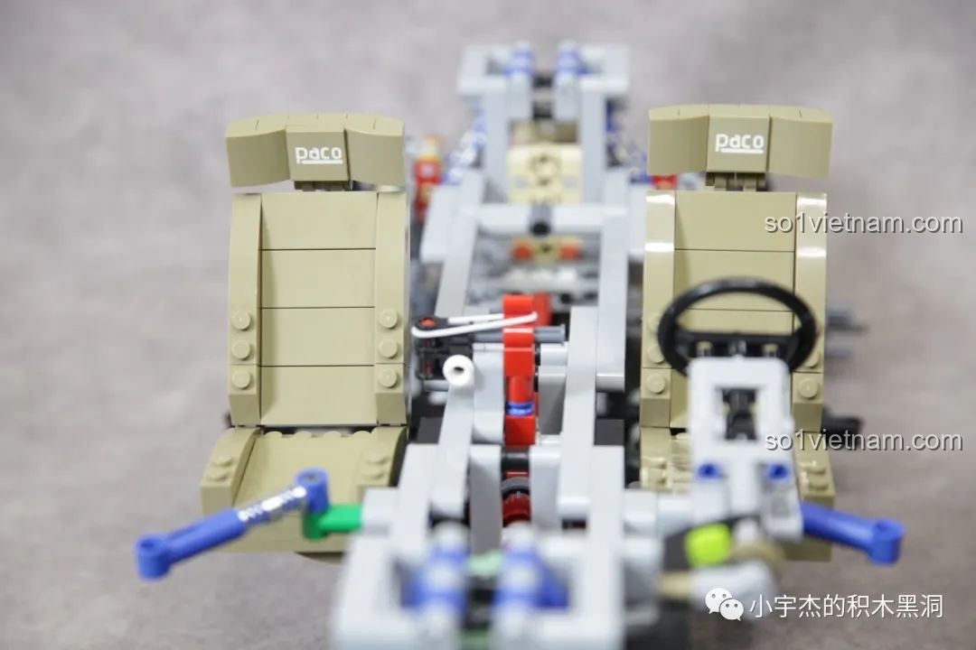 Ghế lái và vô lăng đã được lắp đặt trên khung gầm của bộ PanlosBrick 673101 Ford Bronco Xe Địa Hình.