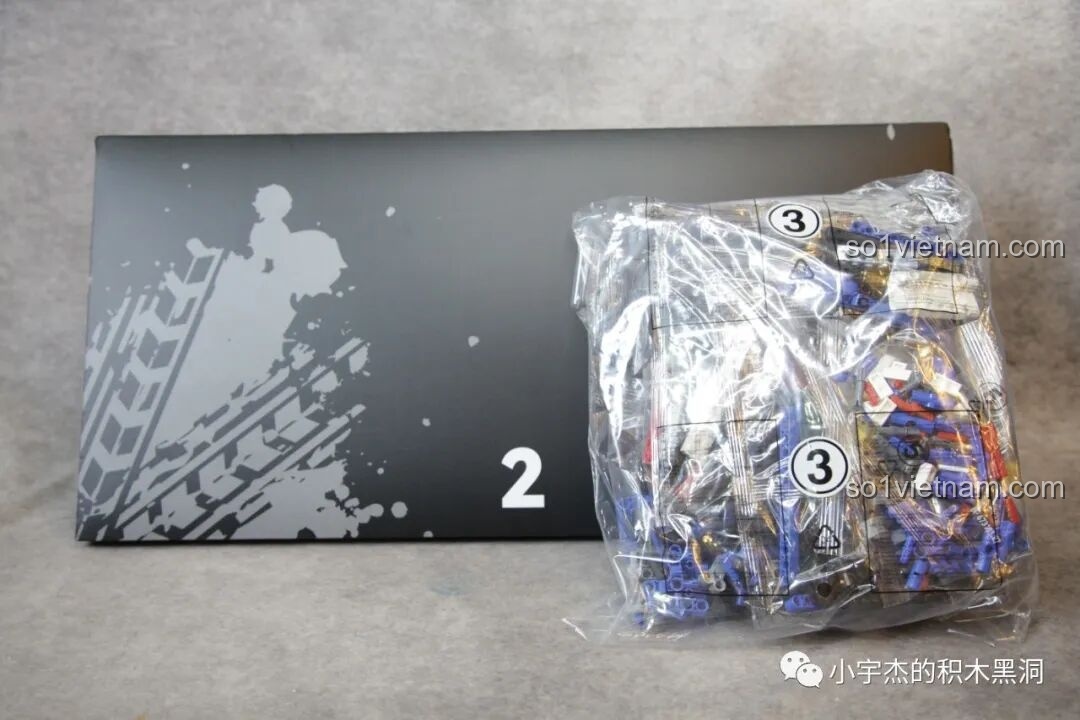 Cận cảnh hệ thống giảm xóc kép phía sau của PanlosBrick 673101 Ford Bronco Xe Địa Hình, với lò xo xanh.