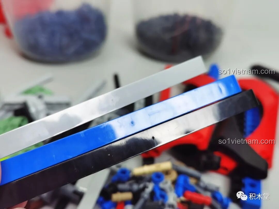 Cận cảnh bộ giảm xóc lò xo màu xanh dương của PanlosBrick 673101 Ford Bronco Xe Địa Hình, tái hiện chi tiết xe thật.