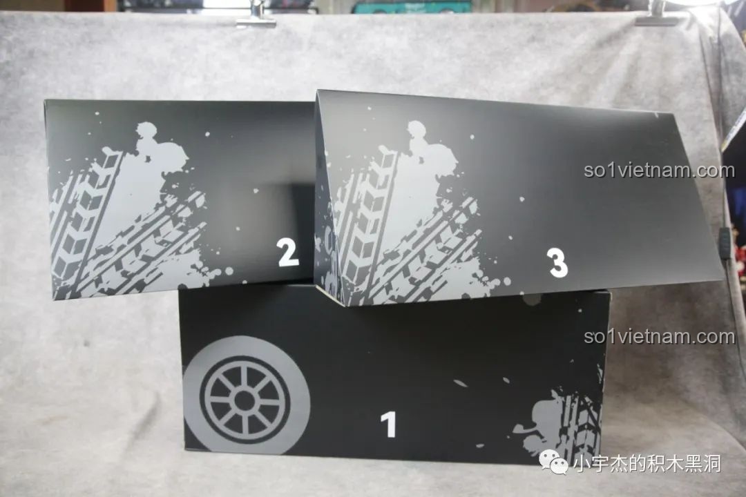 Ba hộp nhỏ được đánh số 1, 2, 3 dùng để phân loại các mảnh ghép của bộ PanlosBrick 673101 Ford Bronco Xe Địa Hình.