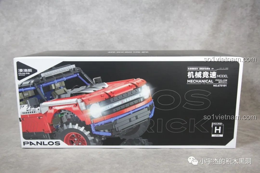 Hộp sản phẩm chính của bộ lắp ghép PanlosBrick 673101 Ford Bronco Xe Địa Hình, thiết kế đẹp mắt với hình ảnh mô hình.