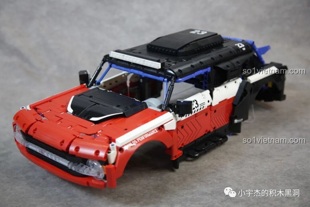 Khoang chứa pin cho đèn LED và module động lực trên nóc xe của PanlosBrick 673101 Ford Bronco.