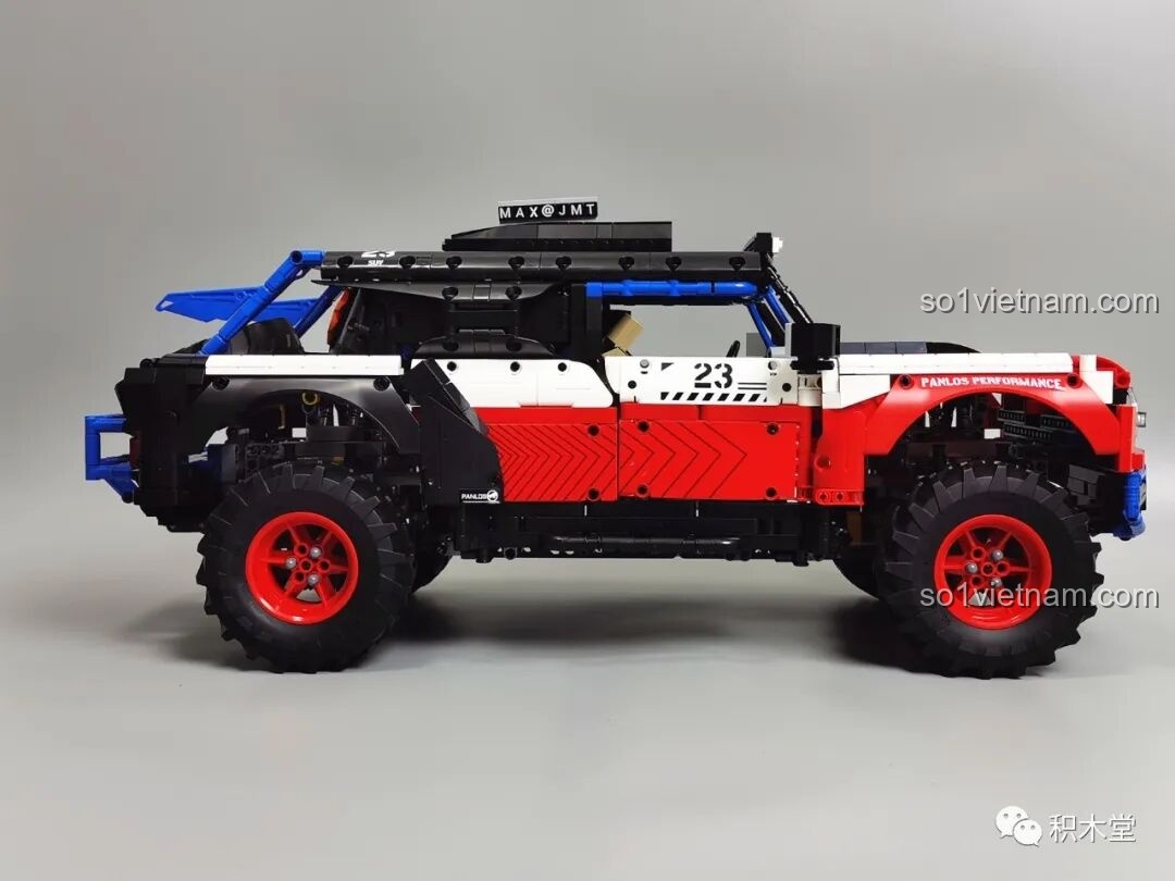 Cận cảnh khung chống lật màu xanh dương bên trong xe của PanlosBrick 673101 Ford Bronco Xe Địa Hình, tăng tính chân thực.