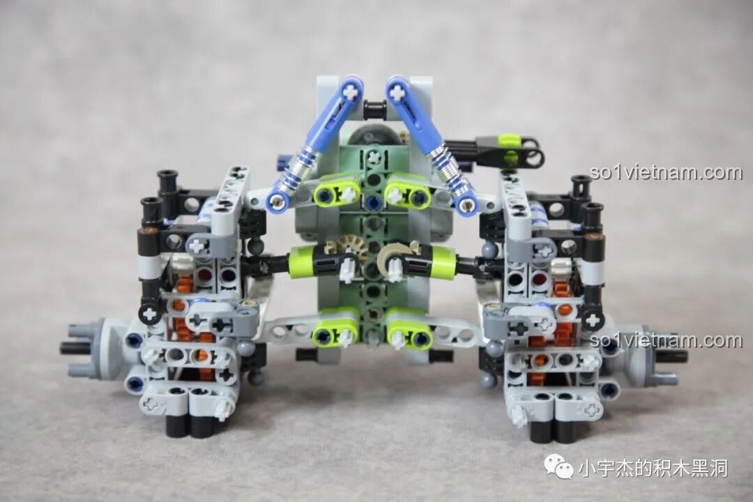 Khung gầm ban đầu của bộ lắp ghép PanlosBrick 673101 Ford Bronco Xe Địa Hình, với hệ thống treo và lái đã được lắp.