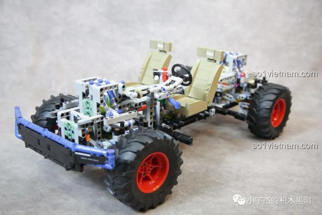 Khung gầm hoàn chỉnh với bánh xe lớn đã được lắp đặt của bộ PanlosBrick 673101 Ford Bronco Xe Địa Hình.