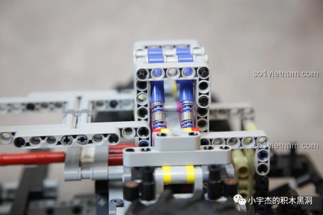 Tổng thể khung gầm và nội thất của PanlosBrick 673101 Ford Bronco, nhìn từ góc chéo.