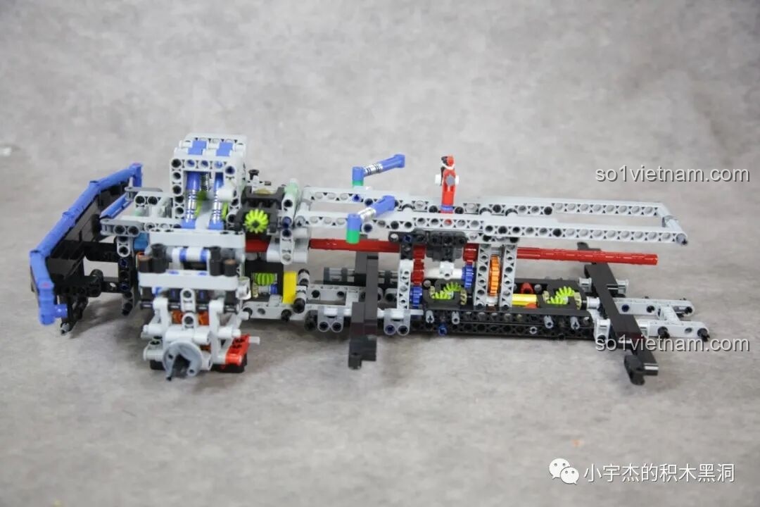 Khung xe với hộp số và cơ cấu chuyển động đã được lắp ráp của bộ PanlosBrick 673101 Ford Bronco Xe Địa Hình.