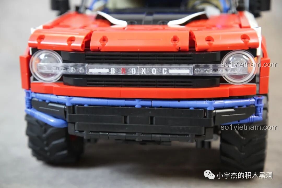 Kính chắn gió và khung chống lật phía trước của PanlosBrick 673101 Ford Bronco, thể hiện sự chắc chắn.