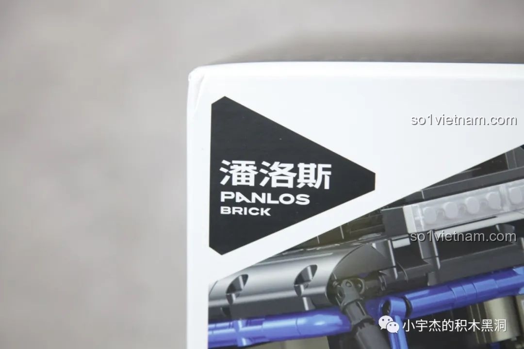 Chi tiết logo PanlosBrick trên hộp của bộ lắp ghép Ford Bronco Xe Địa Hình 673101, khẳng định thương hiệu.