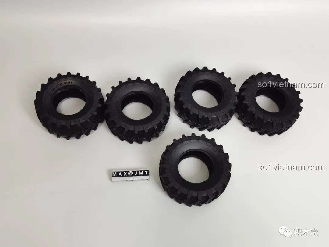 Năm chiếc lốp xe địa hình lớn của bộ PanlosBrick 673101 Ford Bronco Xe Địa Hình, với kích thước 107mm, nhìn rất hầm hố.