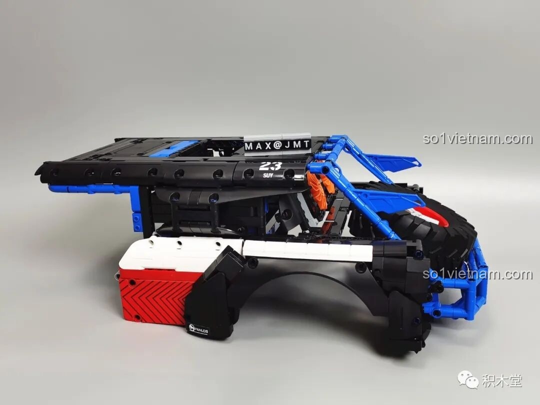 Cận cảnh lưới tản nhiệt phía trước của PanlosBrick 673101 Ford Bronco Xe Địa Hình, được lắp từ các viên gạch in, rất chân thực.