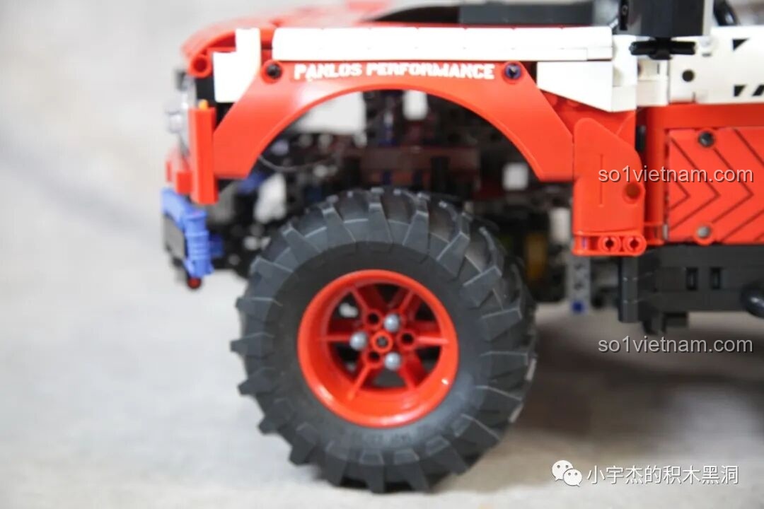 Cận cảnh lưới tản nhiệt của PanlosBrick 673101 Ford Bronco, với chữ 