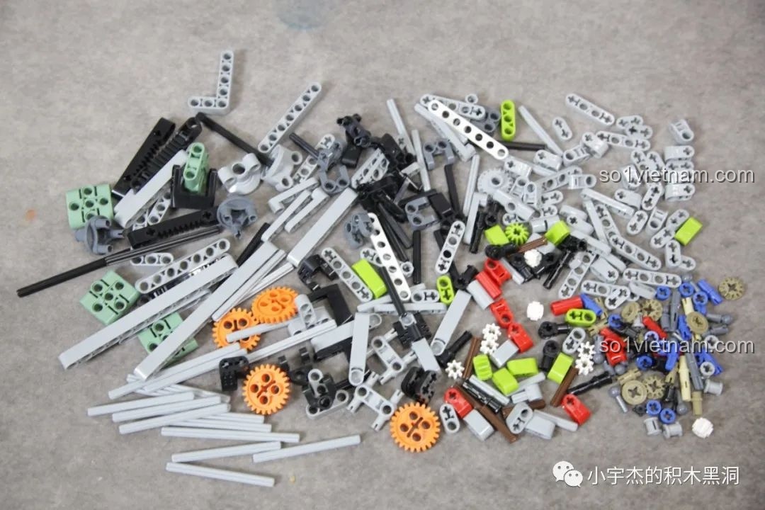 Toàn bộ mảnh ghép của túi số 1 được đổ ra, sẵn sàng cho việc lắp ráp khung gầm của PanlosBrick 673101 Ford Bronco.