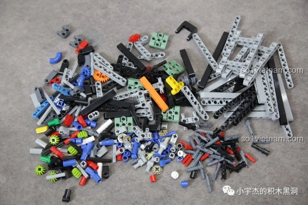 Toàn bộ mảnh ghép của túi số 2 được đổ ra, sẵn sàng cho việc lắp ráp khung xe và hộp số của PanlosBrick 673101 Ford Bronco.