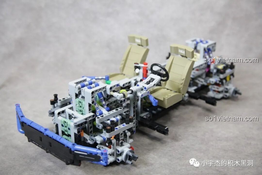 Toàn bộ mảnh ghép của túi số 3 được đổ ra, sẵn sàng cho việc lắp ráp nội thất và vỏ xe của PanlosBrick 673101 Ford Bronco.