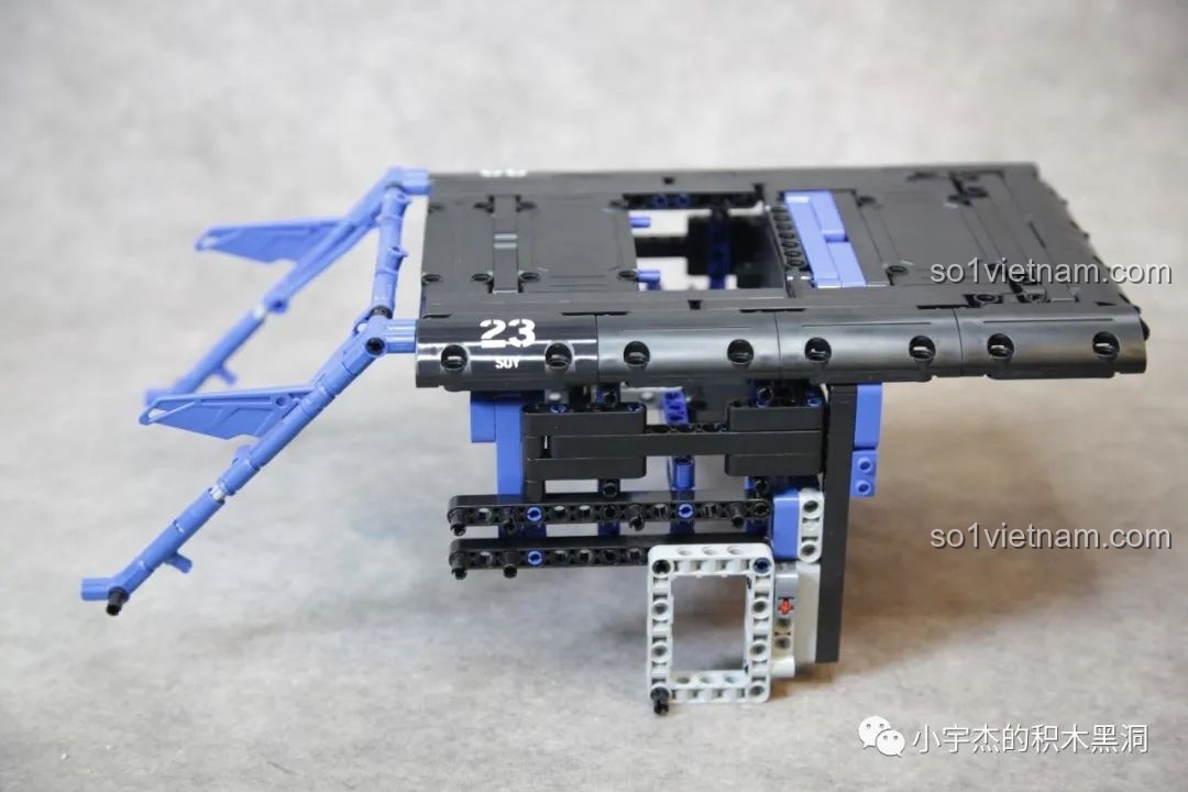 Toàn bộ mảnh ghép của túi số 4 được đổ ra, sẵn sàng cho việc lắp ráp phần vỏ ngoài của PanlosBrick 673101 Ford Bronco.